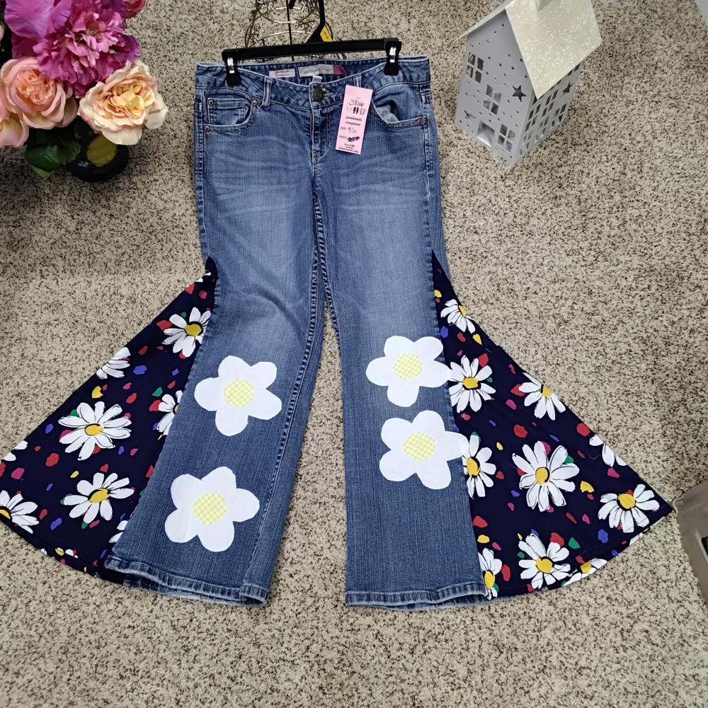 3866 Size 9/10 Upcycled Aeropostale Floral Bell Bottom Women's Jeans